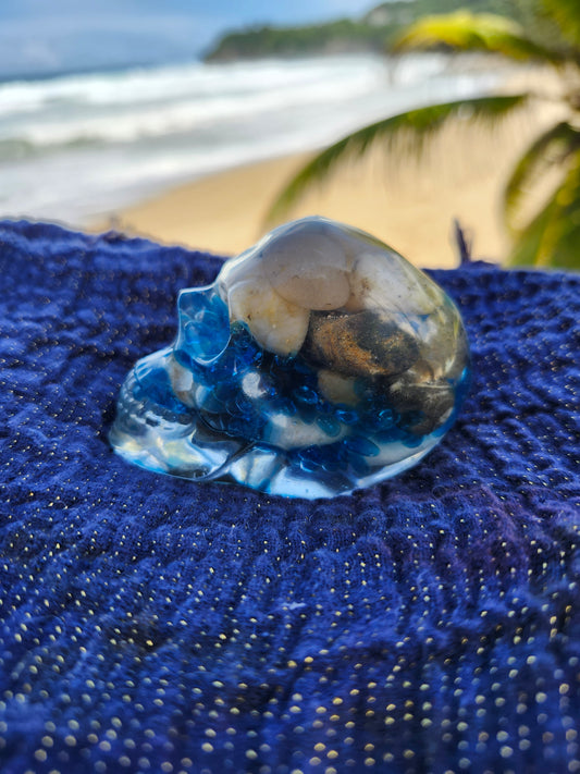 Calavera Mediana piedras de rio y cristales azules